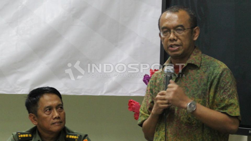 Gatot S Dewa Broto saat menyampaikan hasil rekomendasi Tim Sembilan di Media Centre Kemenpora, Jakarta, Jumat (13/02/15). - INDOSPORT